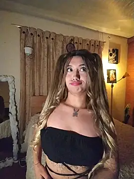 Snapshot of Ella_rr chatting on 11/23/25, 05:18 Ella rr online show from 11/23/25, 05:18