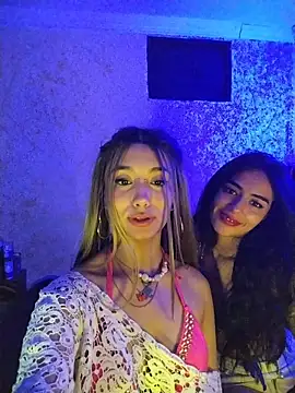 Snapshot of Ella_rr chatting on 12/14/25, 05:02 Ella rr online show from 12/14/25, 05:02