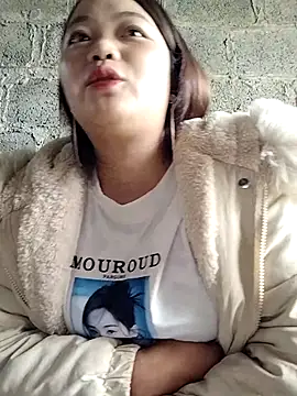 Snapshot of lusy-000 chatting on 11/05/25, 04:23 lusy-000 online show from 11/05/25, 04:23