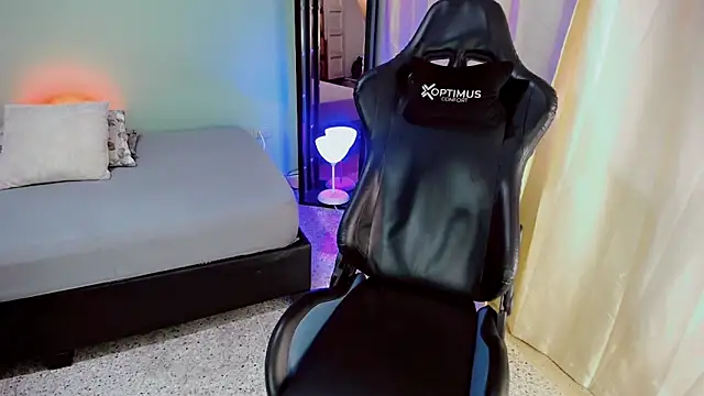 dilan hott  online show from 10/10/25, 08:41