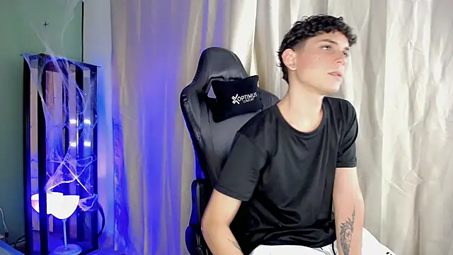 dilan hott  online show from 10/28/25, 08:11