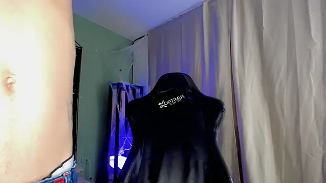 dilan hott  online show from 10/31/25, 08:21