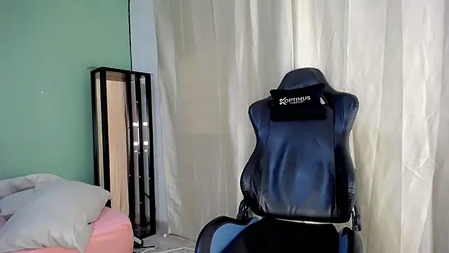 dilan hott  online show from 11/13/25, 06:29