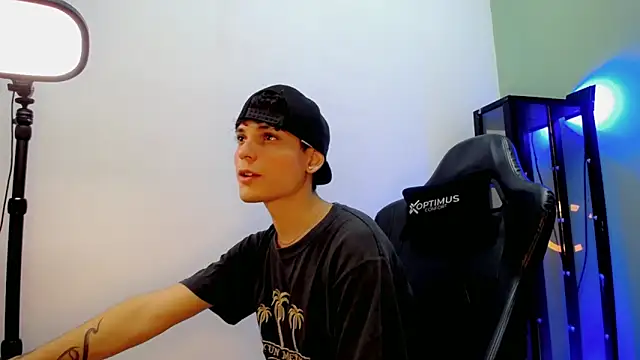 dilan hott  online show from 12/03/25, 04:27