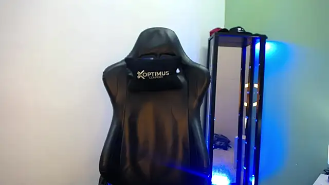 dilan hott  online show from 12/22/25, 08:39