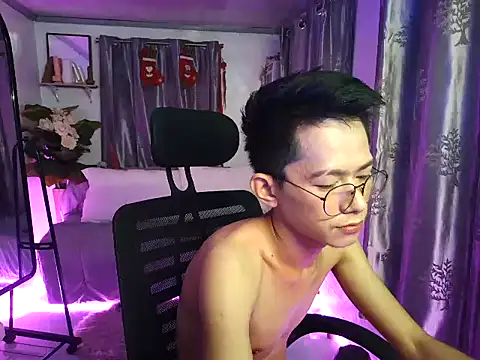 Snapshot of Skinny_CumLoader69 chatting on 11/17/25, 04:57 Skinny CumLoader69 online show from 11/17/25, 04:57