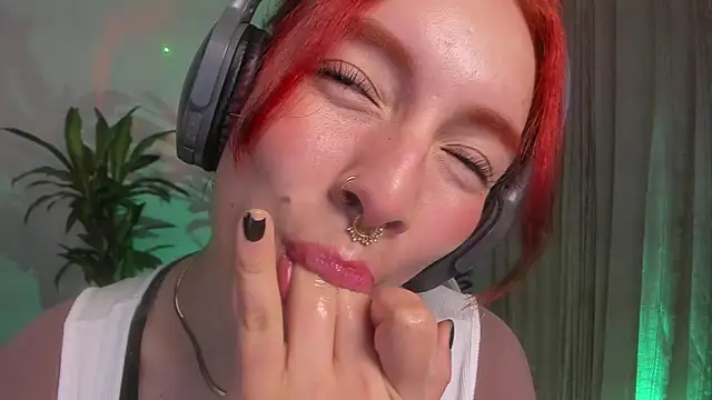 bri von dhara   online show from 10/18/25, 03:35