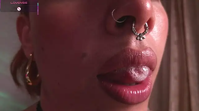 bri von dhara   online show from 12/18/25, 01:39