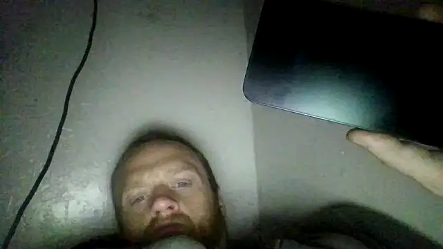 Snapshot of Hurri21 chatting on 11/17/25, 10:48 Hurri21 online show from 11/17/25, 10:48