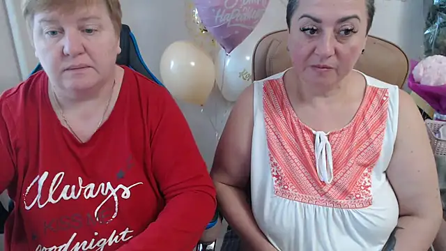 Snapshot of Bertie_Adeline chatting on 10/17/25, 07:11 Bertie Adeline online show from 10/17/25, 07:11