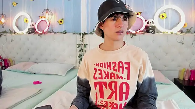 AleAurarashi online show from 11/19/25, 02:55