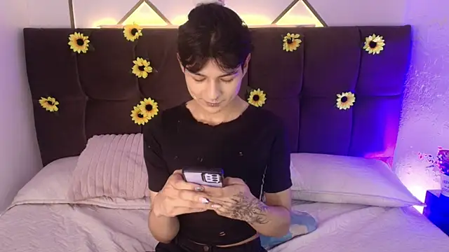 AleAurarashi online show from 04/13/26, 05:24