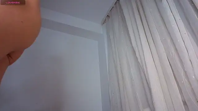 Snapshot of SkinnyMode chatting on 10/14/25, 01:06 SkinnyMode online show from 10/14/25, 01:06