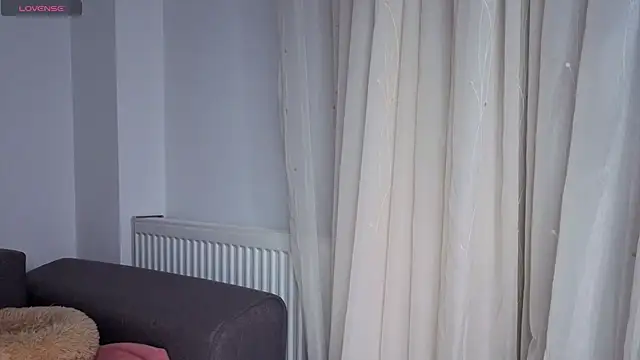 Snapshot of SkinnyMode chatting on 10/15/25, 12:11 SkinnyMode online show from 10/15/25, 12:11