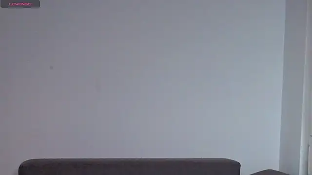 Snapshot of SkinnyMode chatting on 10/22/25, 06:18 SkinnyMode online show from 10/22/25, 06:18