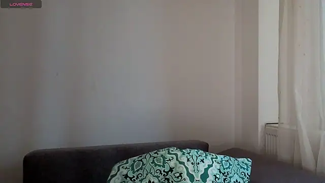 Snapshot of SkinnyMode chatting on 10/30/25, 12:06 SkinnyMode online show from 10/30/25, 12:06