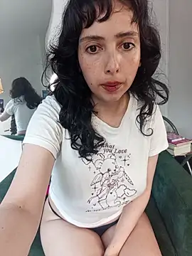 a Malgosia mako online show from 10/27/25, 03:05