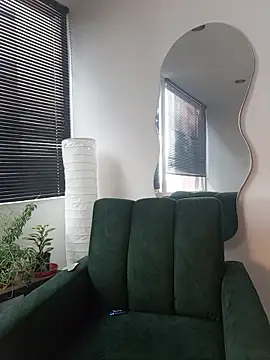 a Malgosia mako online show from 12/01/25, 05:07