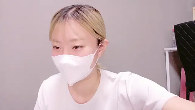 Nana  ch online show from 10/20/25, 04:02