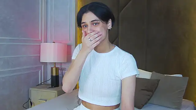 Snapshot of VioletAsh chatting on 11/17/25, 04:40 VioletAsh online show from 11/17/25, 04:40