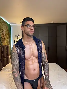 Snapshot of Tomy_maylon chatting on 12/17/25, 03:18 Tomy maylon online show from 12/17/25, 03:18