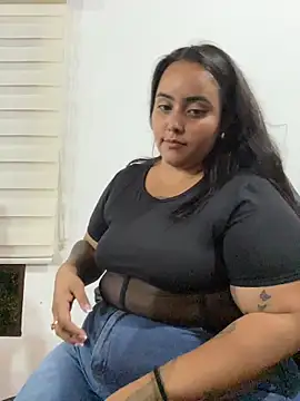 Snapshot of TinaCurv chatting on 11/21/25, 11:58 TinaCurv online show from 11/21/25, 11:58