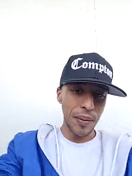 Santi2323xxX online show from 04/19/26, 01:10