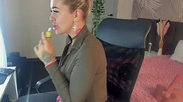 Kira Key online show from 11/03/25, 01:51