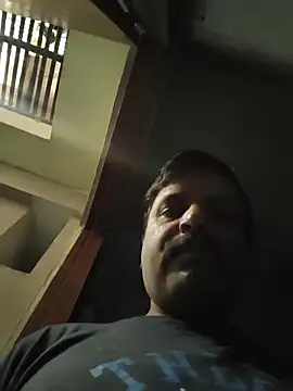 Snapshot of vardh033 chatting on 11/13/25, 08:02 vardh033 online show from 11/13/25, 08:02