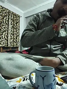 Snapshot of vardh033 chatting on 11/17/25, 04:35 vardh033 online show from 11/17/25, 04:35