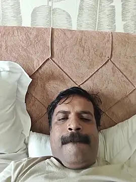 Snapshot of vardh033 chatting on 11/21/25, 03:38 vardh033 online show from 11/21/25, 03:38