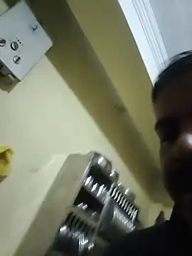 Snapshot of vardh033 chatting on 11/25/25, 05:51 vardh033 online show from 11/25/25, 05:51