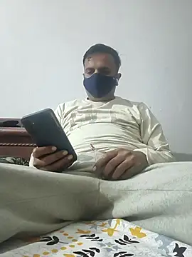 Snapshot of vardh033 chatting on 12/05/25, 04:14 vardh033 online show from 12/05/25, 04:14