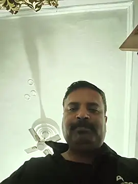 Snapshot of vardh033 chatting on 12/17/25, 04:29 vardh033 online show from 12/17/25, 04:29