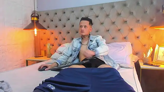 Snapshot of SkinnyZetth chatting on 10/25/25, 05:15 SkinnyZetth online show from 10/25/25, 05:15