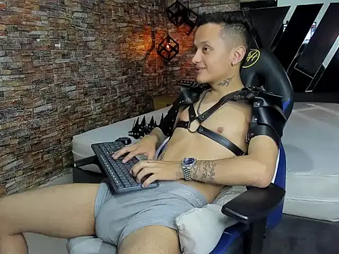 Snapshot of SkinnyZetth chatting on 12/16/25, 12:10 SkinnyZetth online show from 12/16/25, 12:10