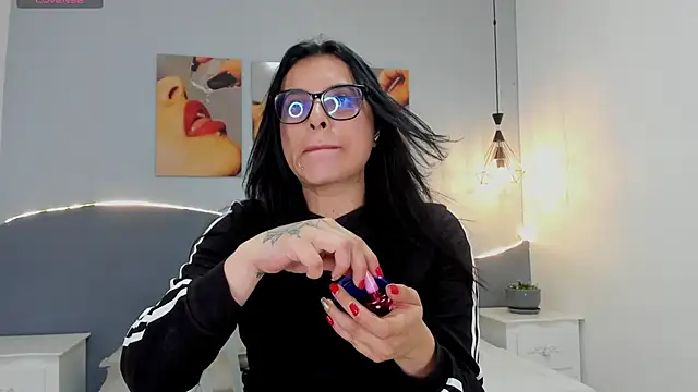 Sara mora  online show from 06/12/26, 01:10