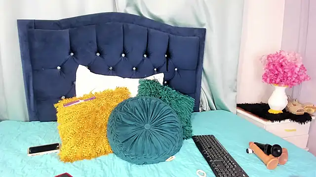 Snapshot of KateOwens_ chatting on 02/07/26, 12:31 KateOwens online show from 02/07/26, 12:31