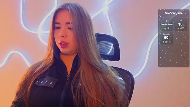 Snapshot of evapuffy chatting on 11/17/25, 10:21 evapuffy online show from 11/17/25, 10:21