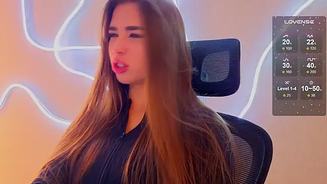 Snapshot of evapuffy chatting on 11/20/25, 10:15 evapuffy online show from 11/20/25, 10:15