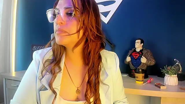 Snapshot of Skylar__Desire chatting on 10/17/25, 02:30 Skylar Desire online show from 10/17/25, 02:30