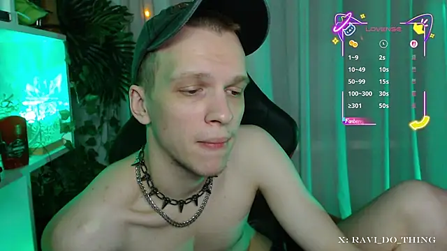 Snapshot of frozen_boy chatting on 12/15/25, 04:55 frozen boy online show from 12/15/25, 04:55