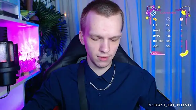 Snapshot of frozen_boy chatting on 12/18/25, 04:13 frozen boy online show from 12/18/25, 04:13