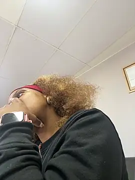 Snapshot of 031bubbles chatting on 10/10/25, 12:04 031bubbles online show from 10/10/25, 12:04