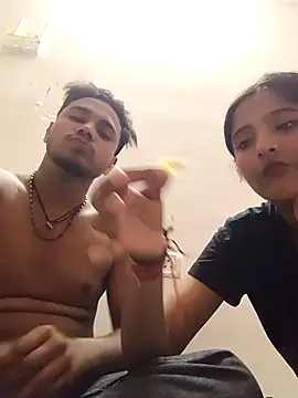 Snapshot of romantic_couple1 chatting on 10/19/25, 03:18 romantic couple1 online show from 10/19/25, 03:18