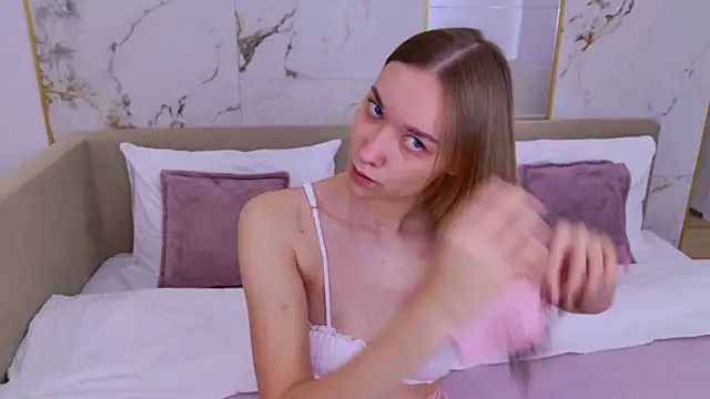 Snapshot of AmadaReine chatting on 09/30/25, 04:12 AmadaReine online show from 09/30/25, 04:12