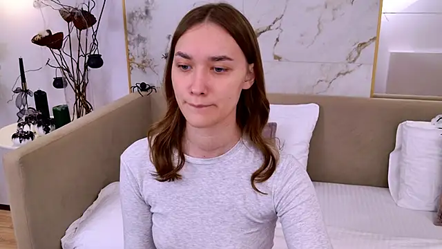 Snapshot of AmadaReine chatting on 10/27/25, 04:11 AmadaReine online show from 10/27/25, 04:11