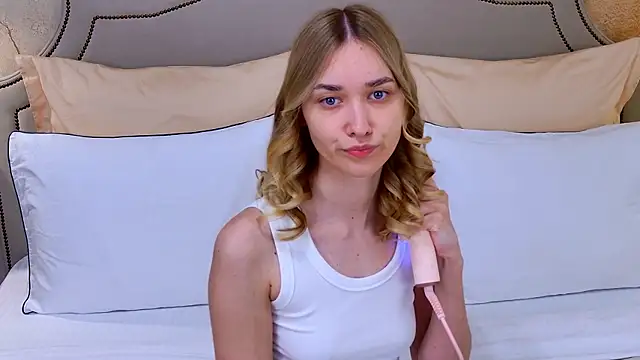 AmadaReine online show from 06/30/26, 04:30
