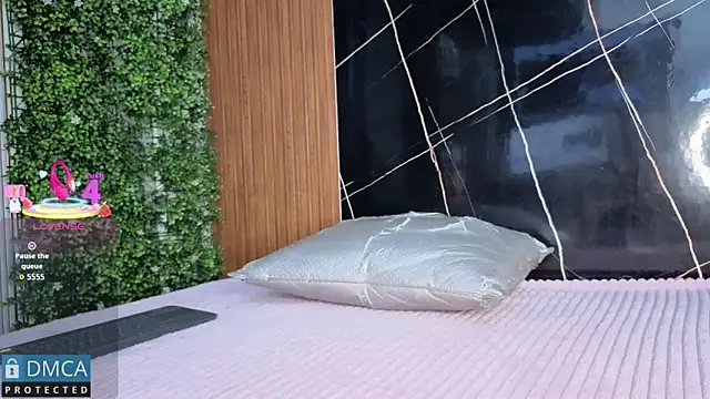 Kiara Zahiri   online show from 10/17/25, 11:02