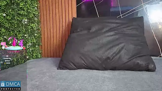 Kiara Zahiri   online show from 10/31/25, 11:11